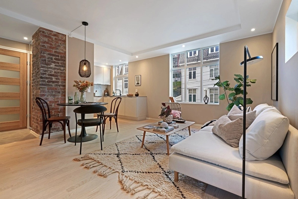 Leiligheten har en innbydende entrè med gjennomgående flotte og fargevalg Galleribilde