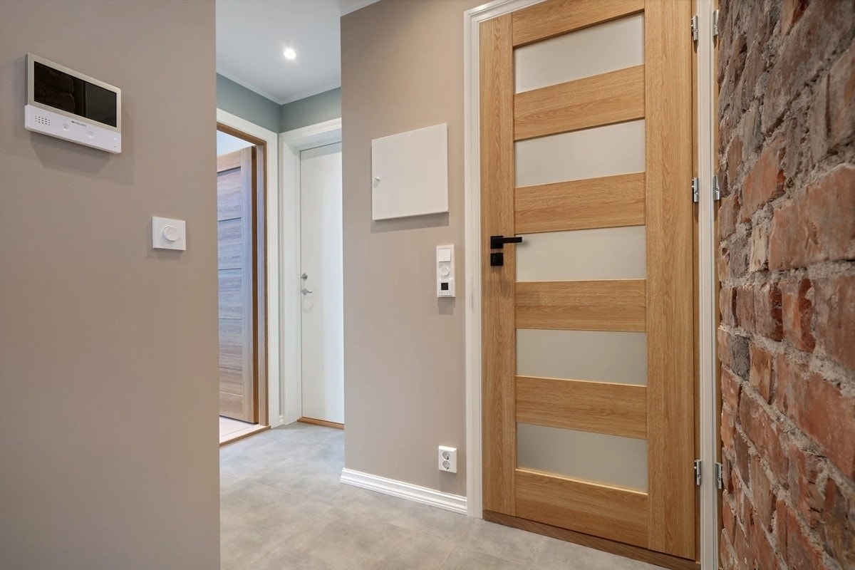 Gang med inngang til bad. Varmekabler på bad og i entrè/ gang. Galleribilde