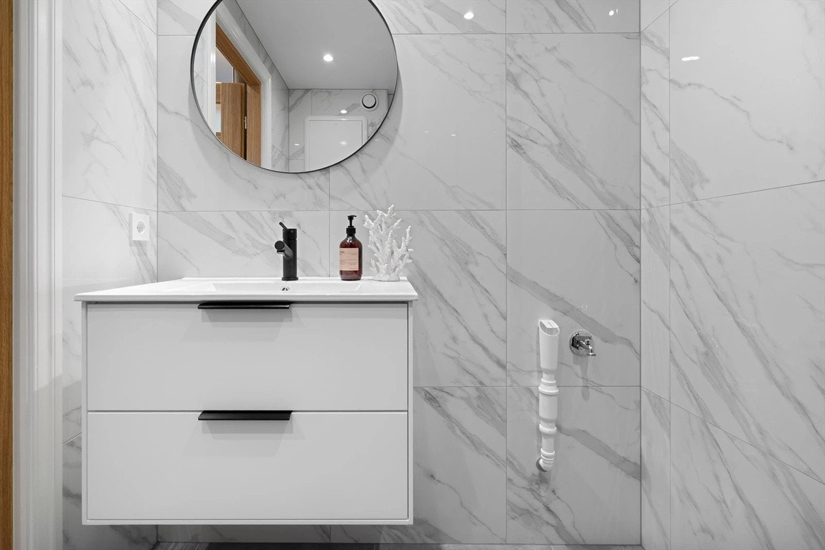 Bad med opplegg for vaskemaskin og tørketrommel Galleribilde