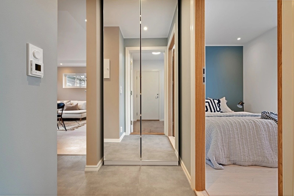 Entrè med garderobe og varmekabler i gulv Galleribilde