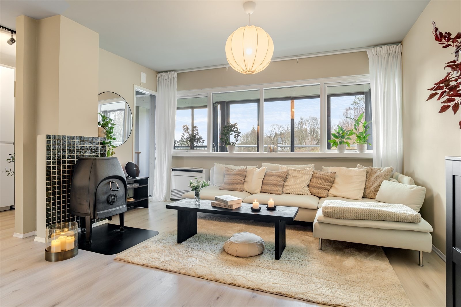 Stue er utstyrt med vedfyr og varmepumpe. Varmepumpen er koblet til solcelleanlegg på taket. Galleribilde