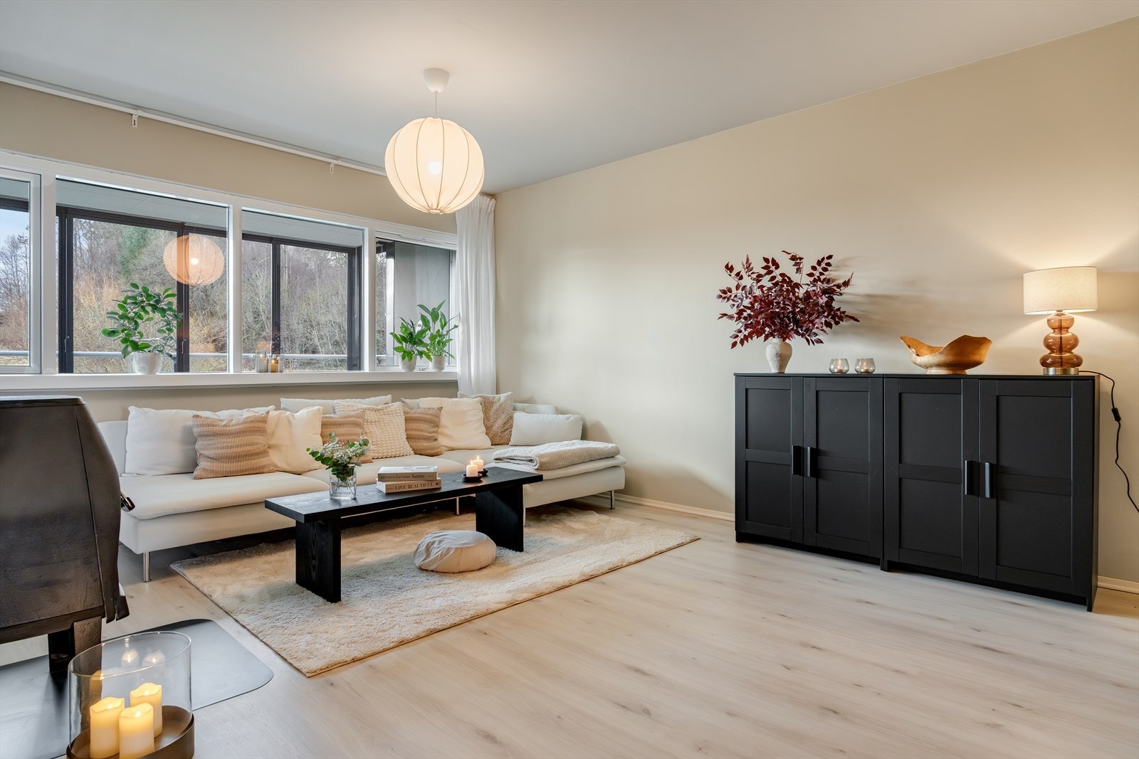 Store vindusflater som gir godt med naturlig lysinnslipp. Galleribilde