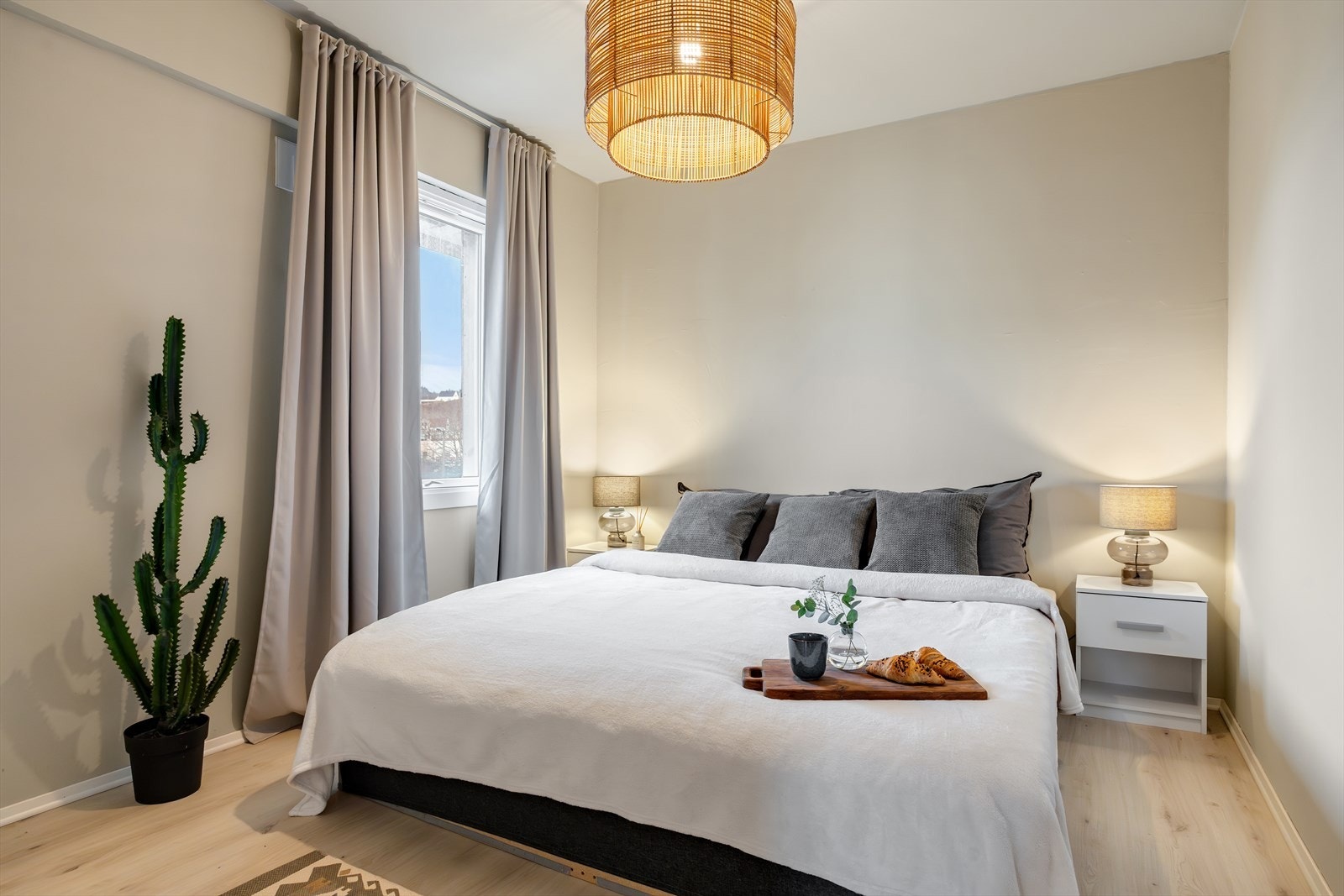 Hovedsoverom av stor størrelse med plass til bl.a. dobbeltseng og nattbord. Galleribilde