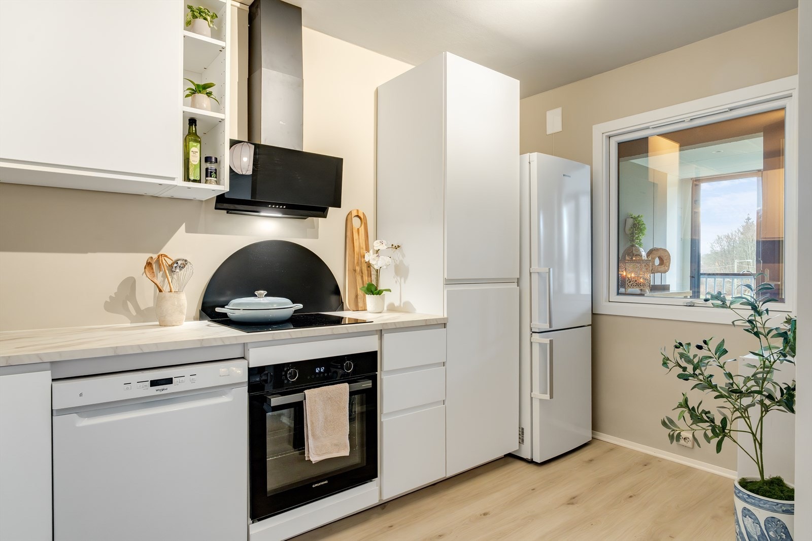 Inneholder stekeovn, steketopp, ventilator, kjøleskap, vask og oppvaskmaskin. Galleribilde