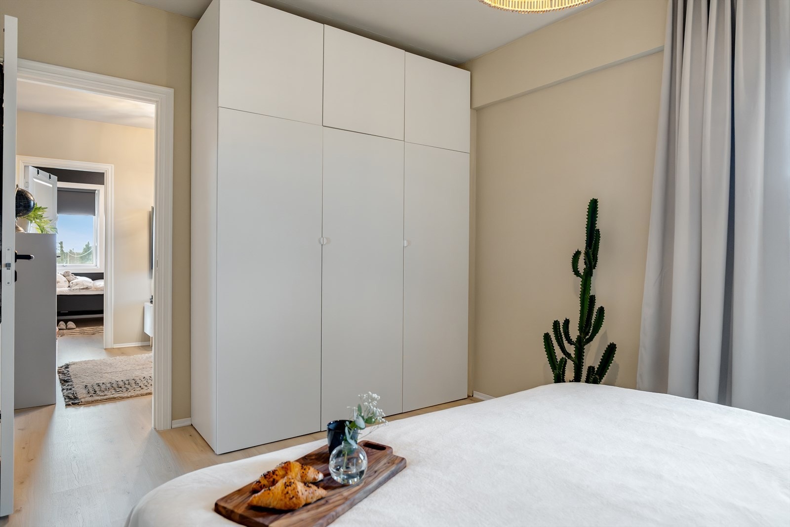 Praktiske garderobe med god plass til dine klesplagg. Galleribilde