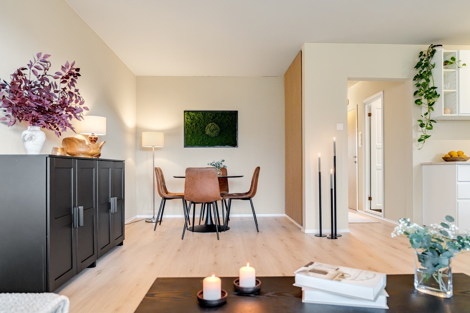 God plass til diverse inventar og spisegruppe for sosialt lag. Galleribilde