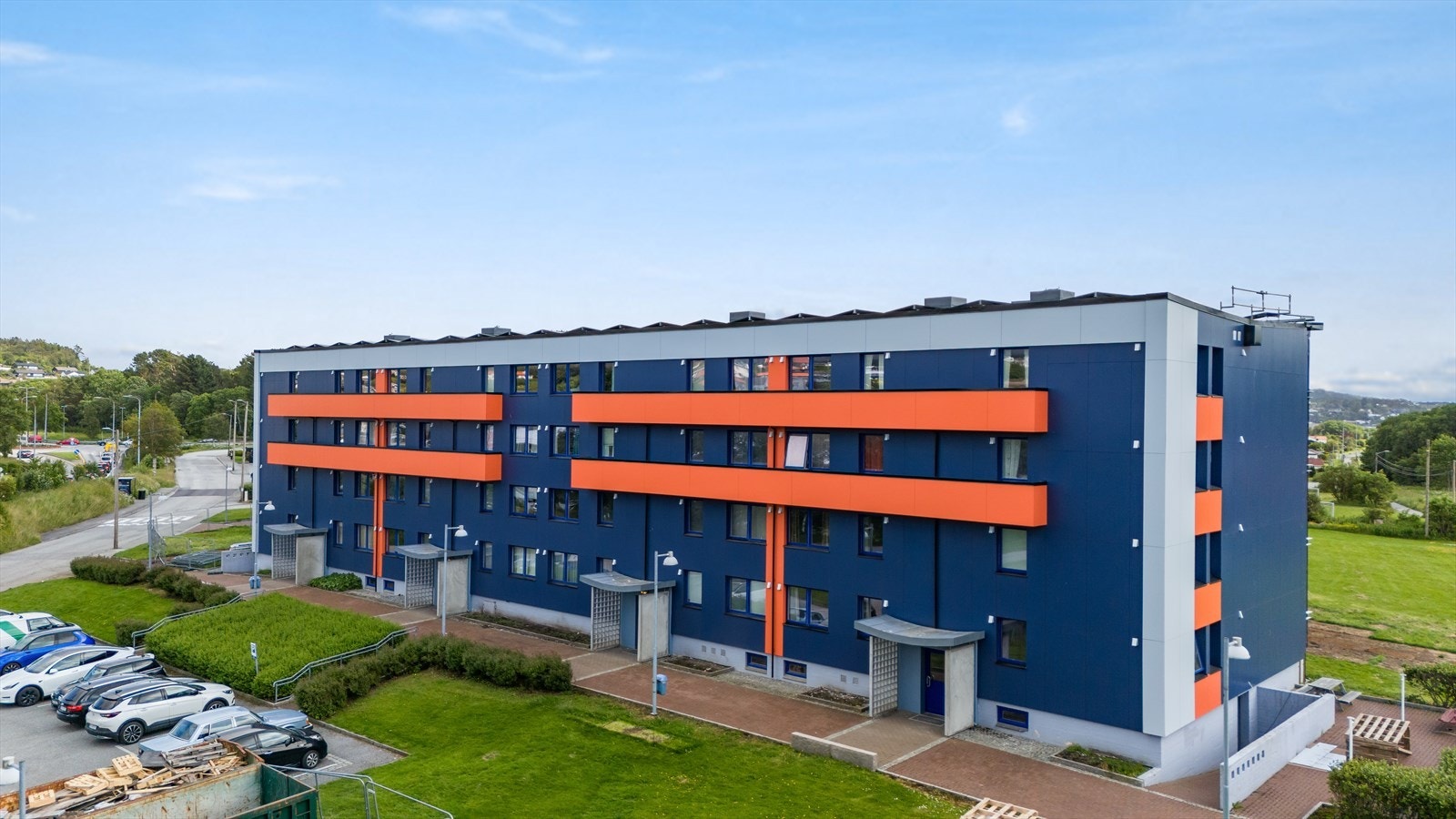 Parkering på felles biloppstillingsplass. Galleribilde