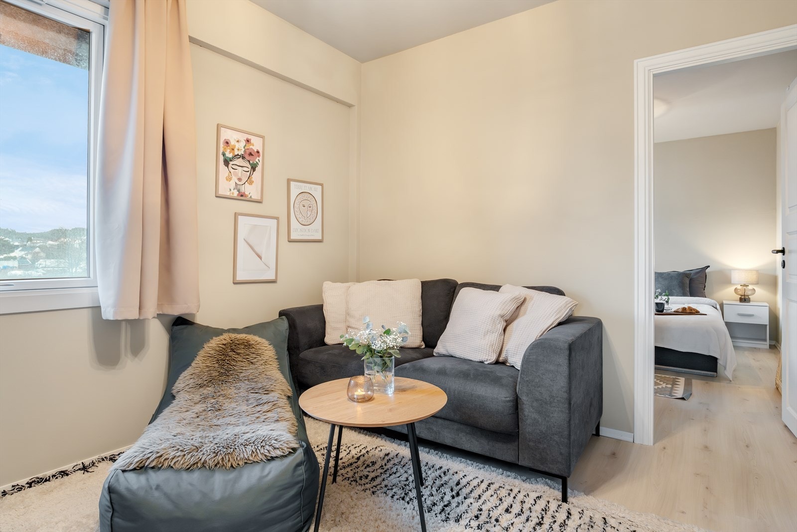 God plass til sittegruppe og tv-benk. Galleribilde