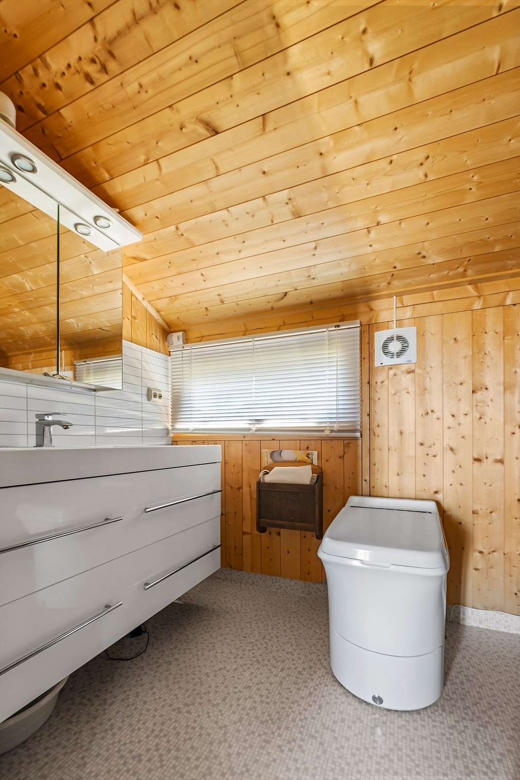 Bad med forbrenningstoalett som går på gass Galleribilde