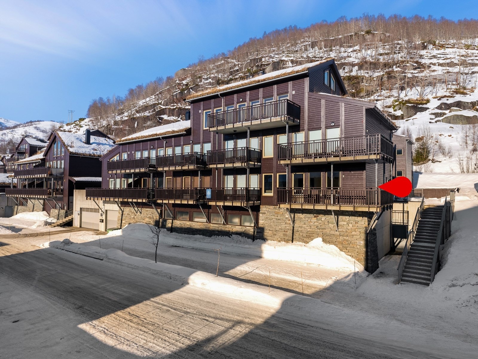 Dan Chruickshank presenterer: Lekkert renovert endeleil. med garasjeplass, utsikt stolheisen og flere boder. Stor, solrik balkong. Rett ut på ski. Galleribilde