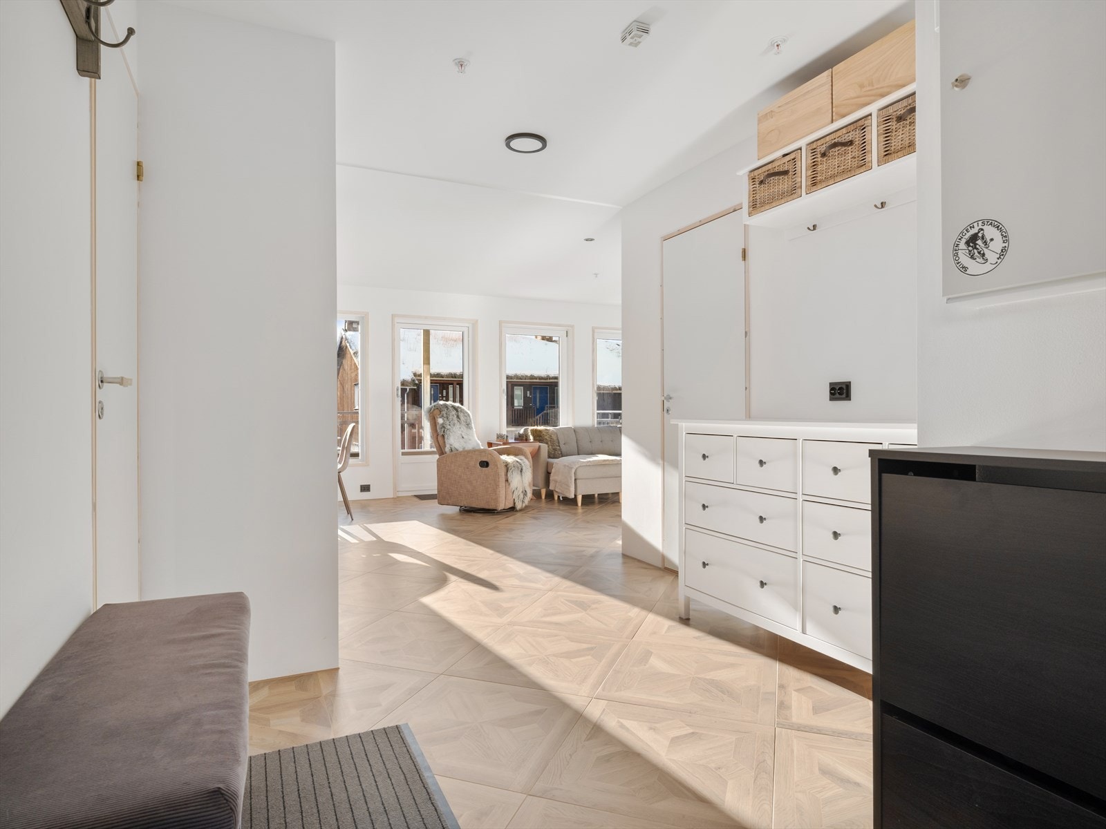 Varme i alle gulv (unntatt soverom) som styres via Plejd app. Rikelig med naturlig lys og utsikt mot stolheisen. Galleribilde