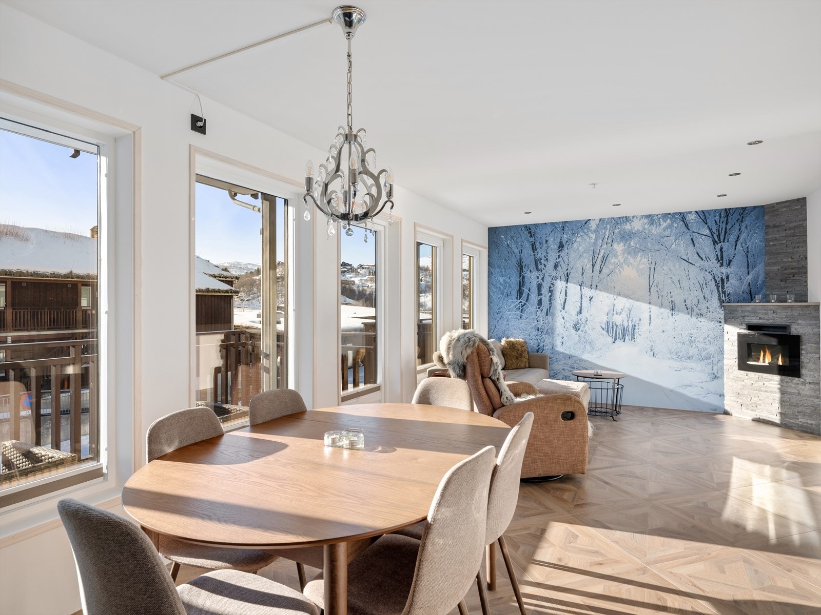 En herlig følelse med mye naturlig lys. Plass til langbord og stor sofagruppe. Gasspeis for ekstra varme og kos. Varme i flislagt gulv. Spotter i tak. Galleribilde