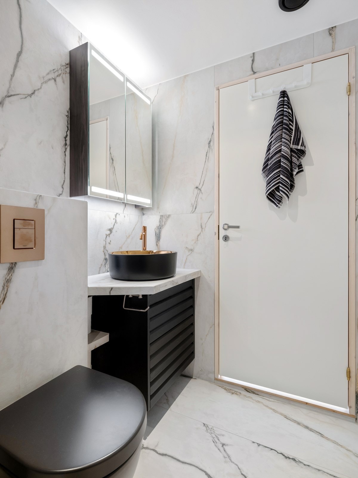 Lekkert renovert bad med håndklevarmer, speilskap, såpenisje i dusjen, vannfallsdusj, spotter, og delikate detaljer. Galleribilde