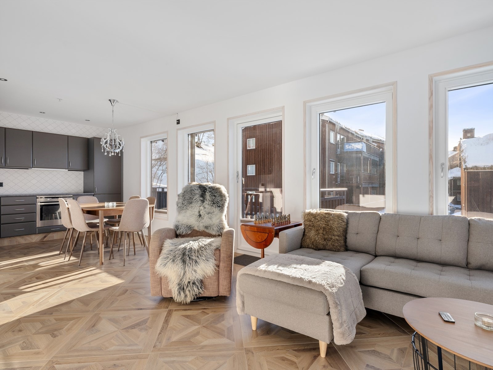 Solrikt. Mye naturlig lys. Fin atmosfære. Moderne standard. Praktisk med flislagt gulv og varme. Galleribilde