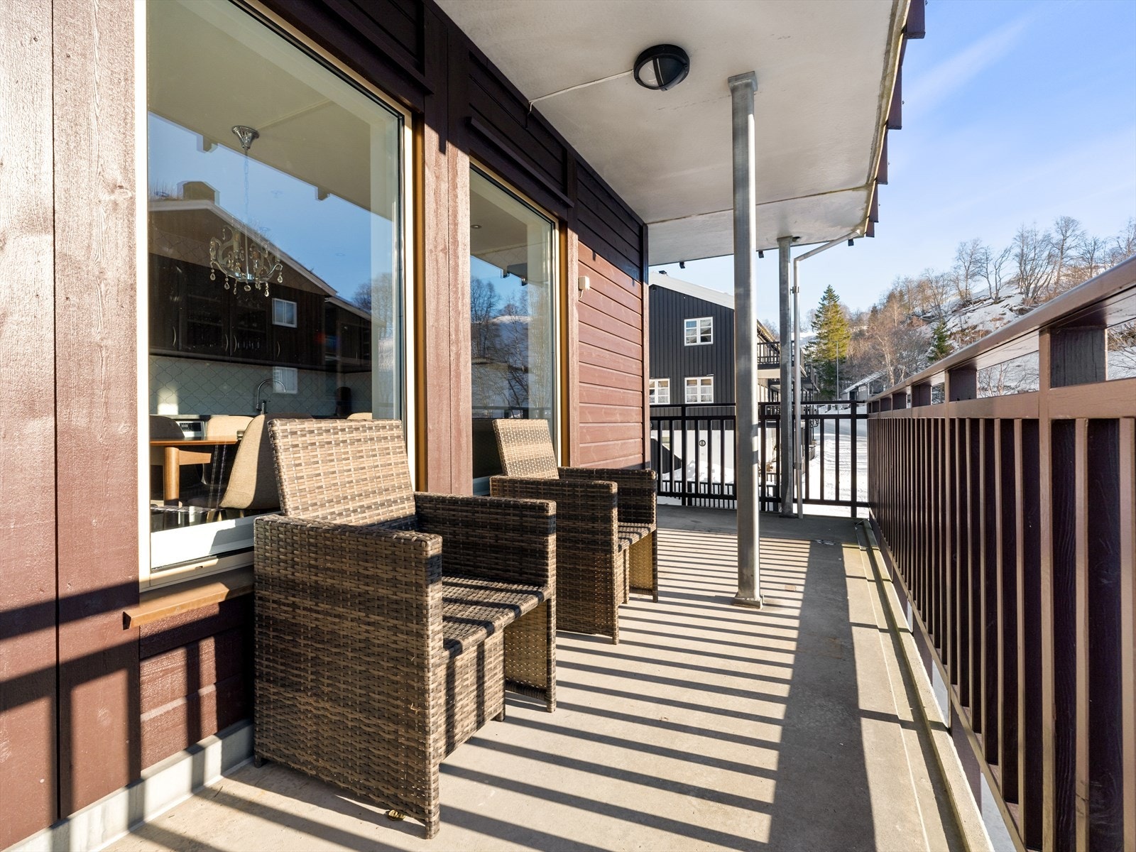 Romslig balkong med L-form, som gjør at du alltid har sol, og kan finne le. God plass til flere sittegrupper og soner. Galleribilde