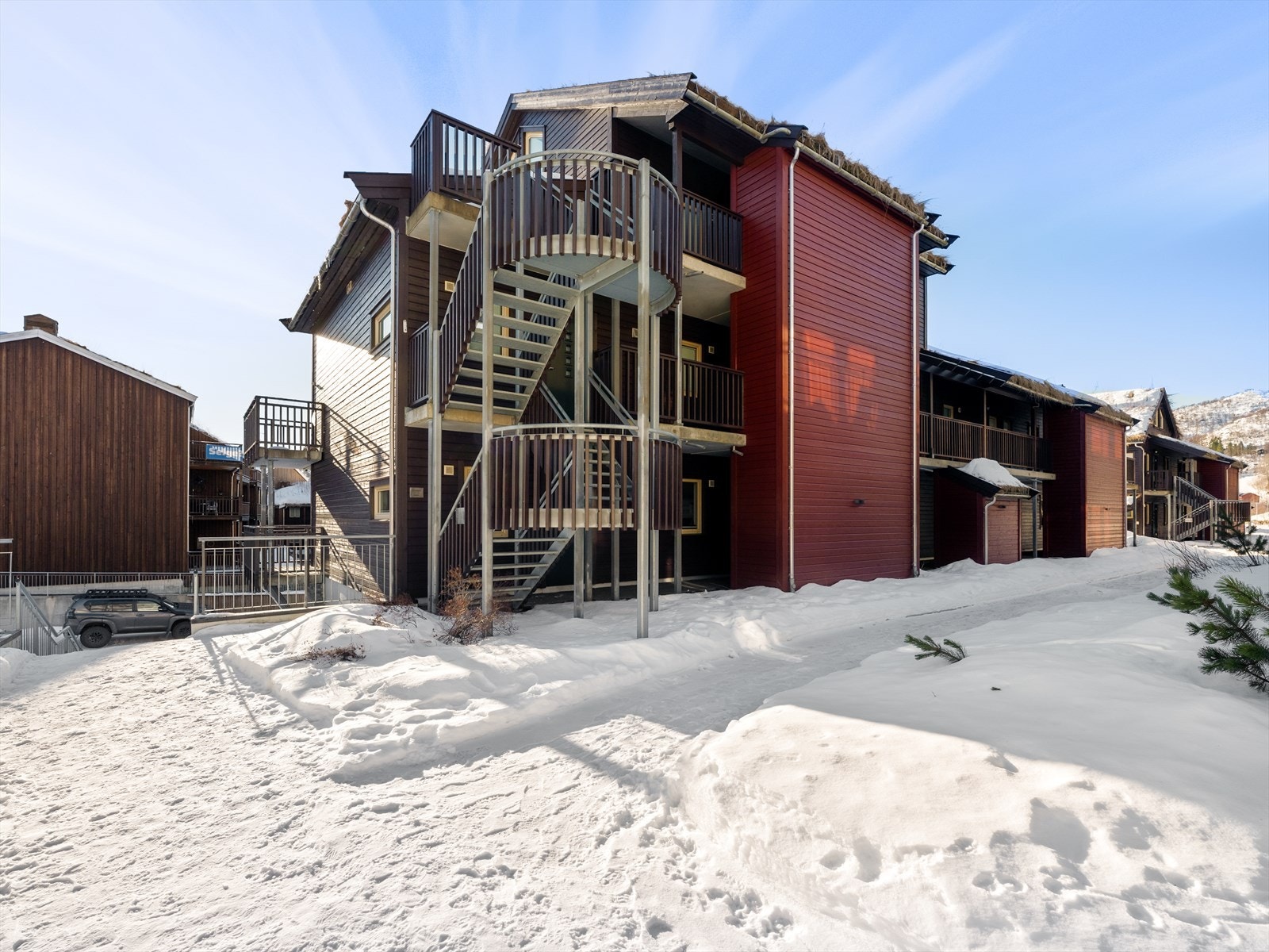 Uterom mellom byggingene, benyttes gjerne for lek med barna. Galleribilde