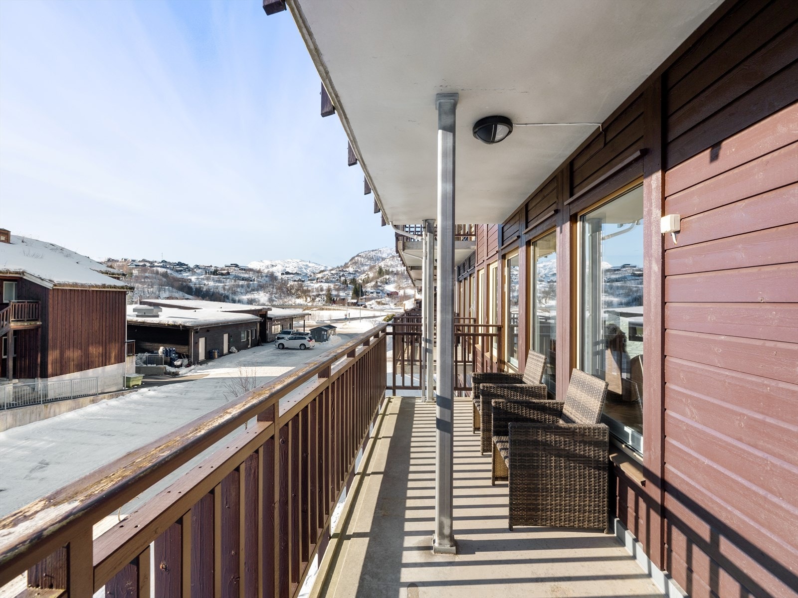 Dan Chruickshank presenterer: Lekkert renovert endeleil. med garasjeplass, utsikt stolheisen og flere boder. Stor, solrik balkong. Rett ut på ski. Galleribilde