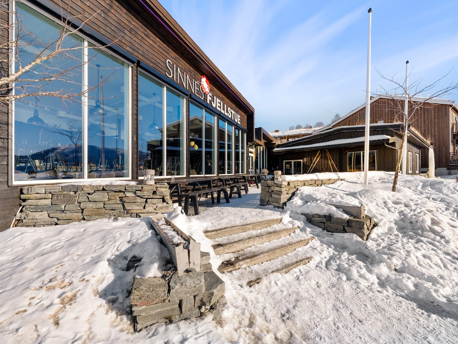 Fjellstuen like ved, tilbyr mat og drikke. Et fint samlingssted Galleribilde