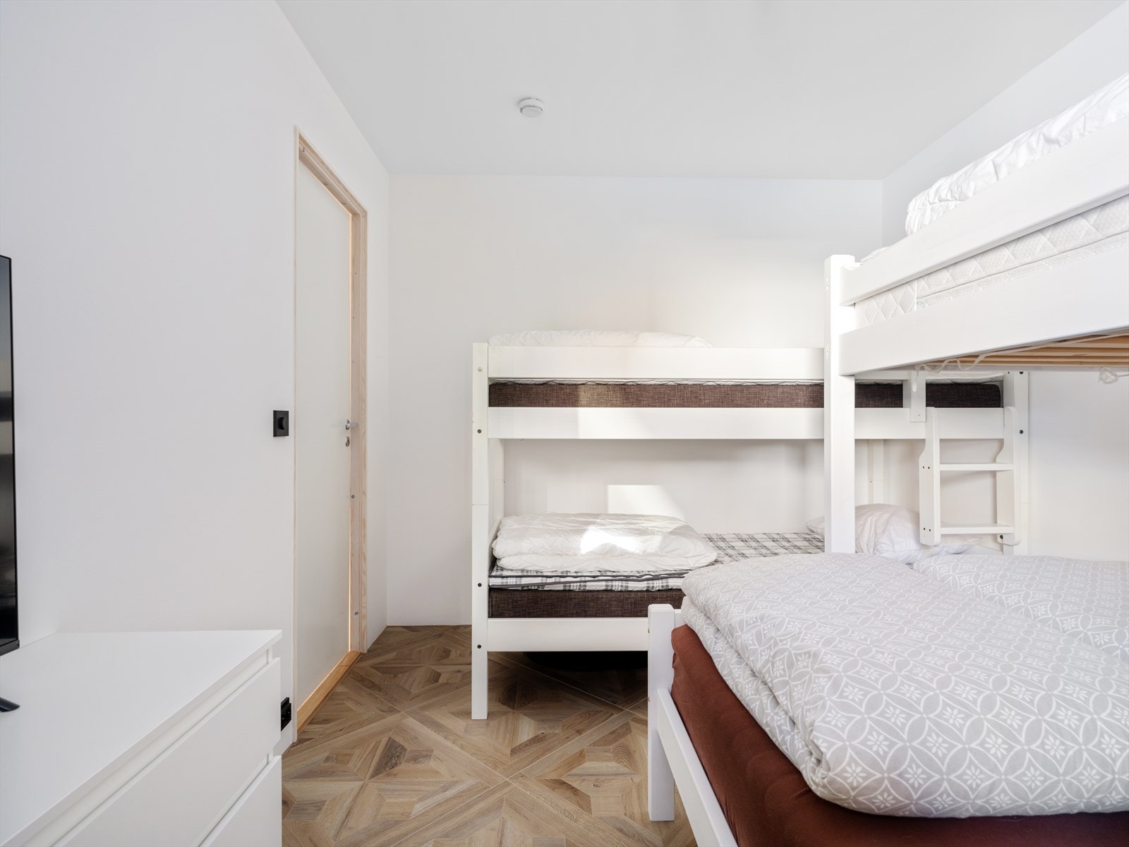 To soverom, ett med to køyesenger og hele 7 sengeplasser, totalt 9. Mulighet for kombinert tv-stue til barna. Galleribilde