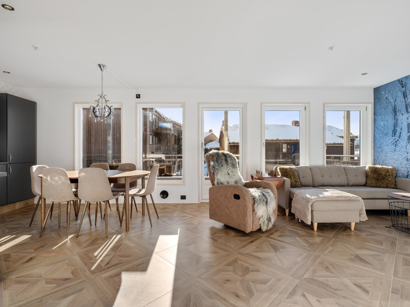 Åpen og luftig løsning. Flislagt gulv som tåler skisko. Varme i alle gulv (unntatt soverom) som styres via Plejd app. Rikelig med naturlig lys og utsikt mot stolheisen. Galleribilde