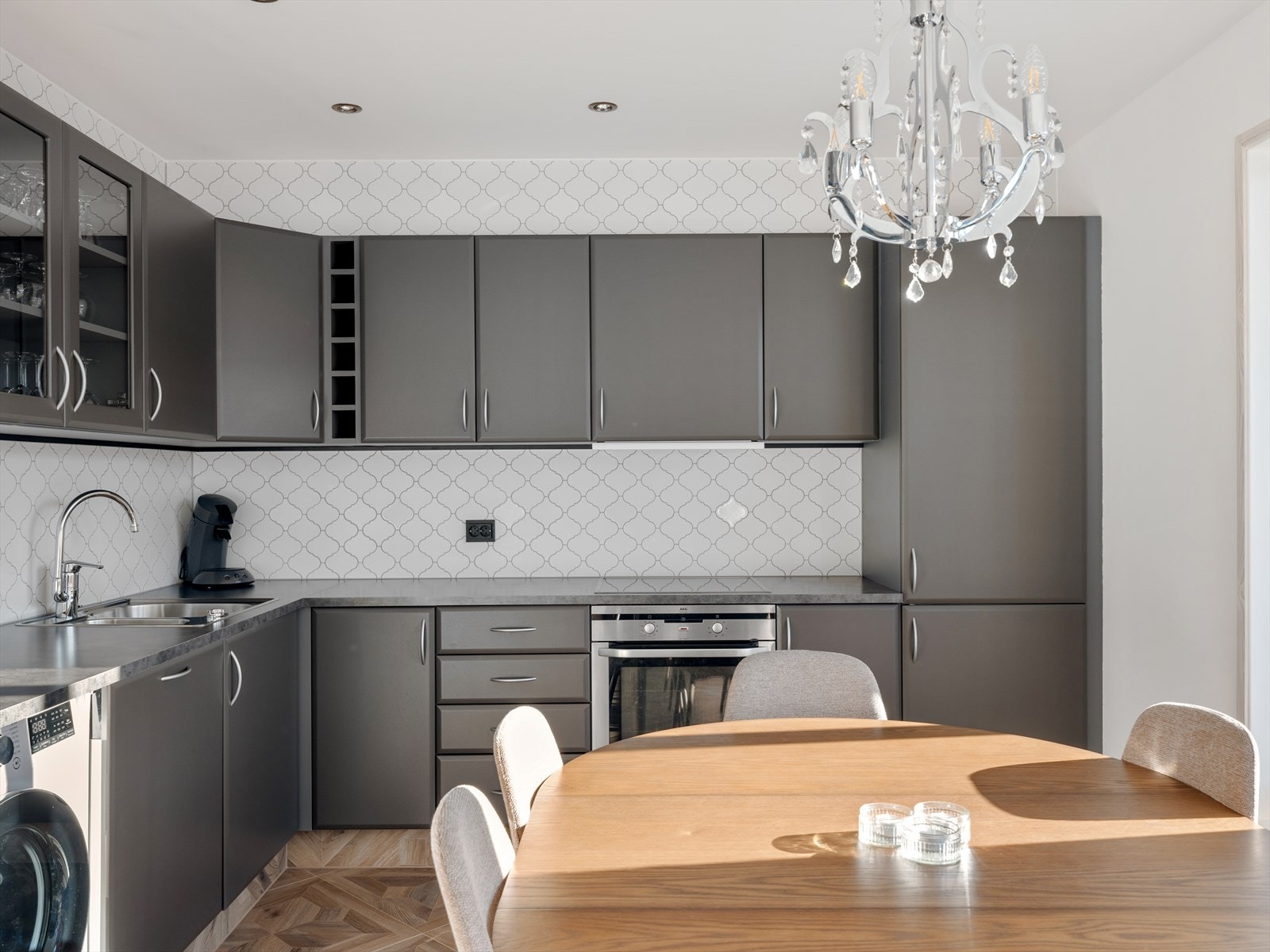 Plass til langbord med gjester. Sosial løsning. Integrerte hvitevarer og mye skapplass. Mye naturlig lys og rikelig med sol. Rett ut på balkong. Galleribilde