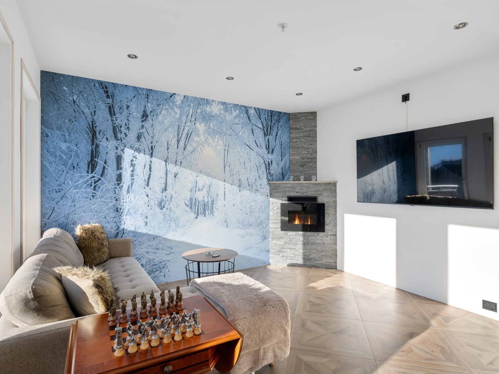 Gasspeis for ekstra varme og kos. Varme i flislagt gulv. Spotter i tak. En herlig følelse med mye naturlig lys. Plass til langbord og stor sofagruppe. Galleribilde