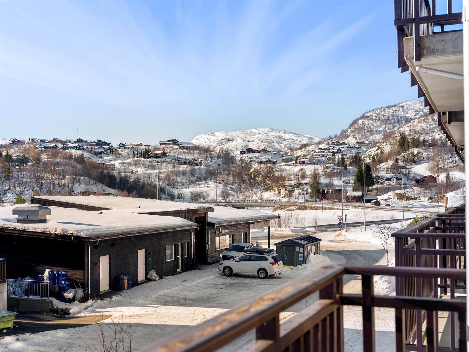 Utsikten til stolheisen fra balkong og spisebord. Følg med når barna kommer fra skitrekket, eller familien fra langrennssporet. Foto: Stian Dirdal. Galleribilde