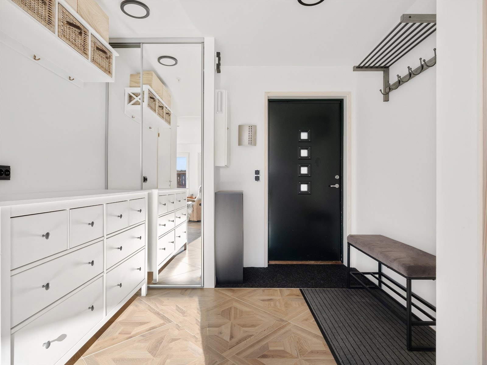 Romslig gang med skyvedørsgarderobe, mye plass til oppheng og kommode, samt påkledningsbenk. Galleribilde