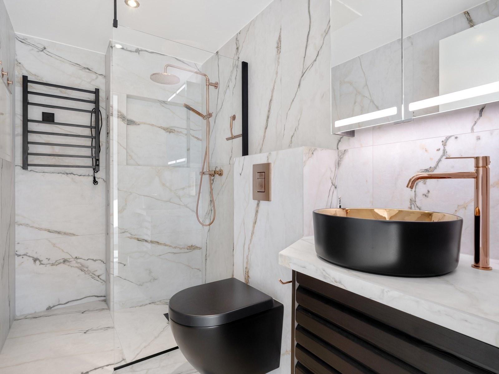 Lekkert renovert bad med håndklevarmer, speilskap, såpenisje i dusjen, vannfallsdusj, spotter, og delikate detaljer. Galleribilde