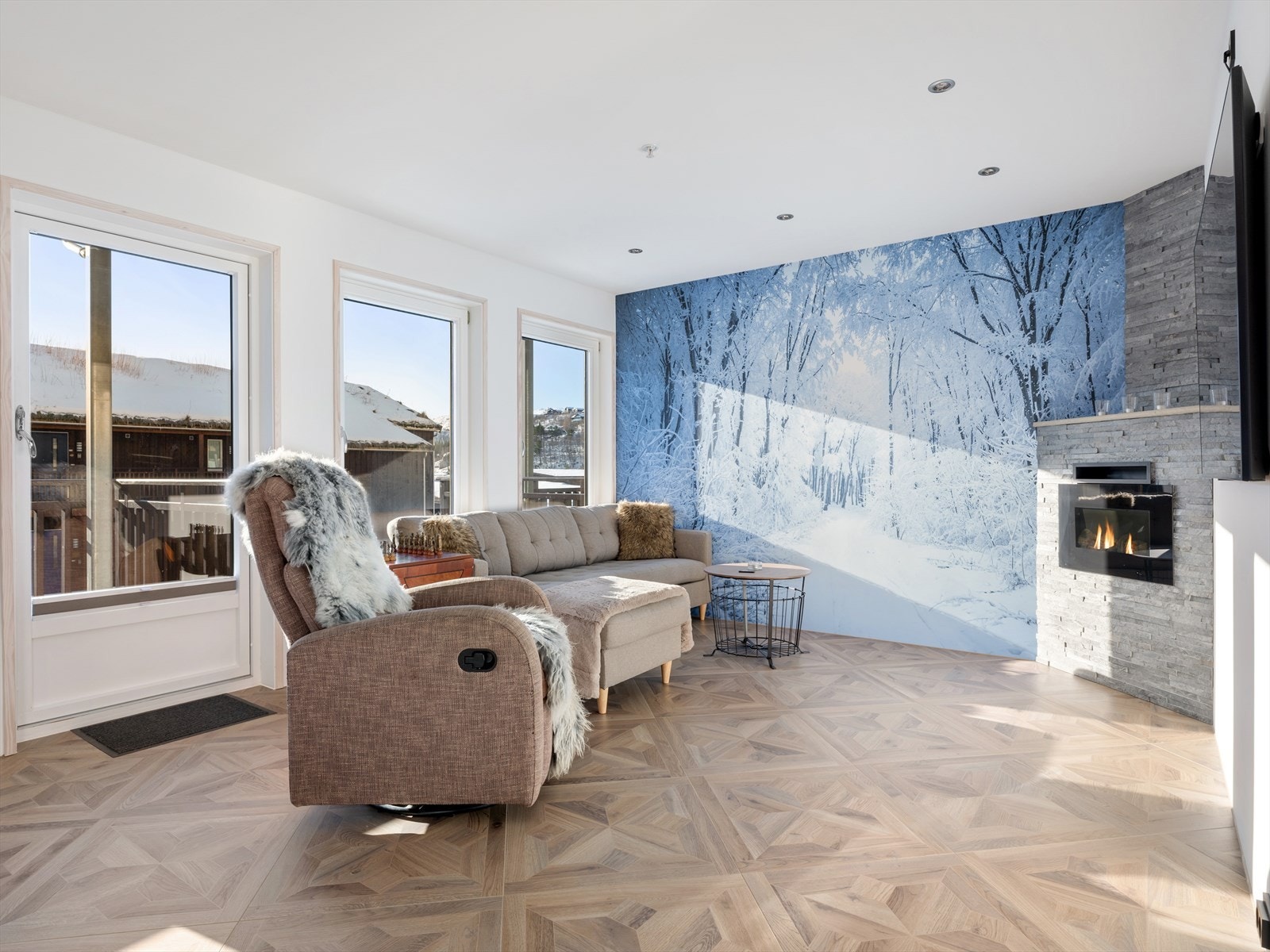 En herlig følelse med mye naturlig lys. Plass til langbord og stor sofagruppe. Gasspeis for ekstra varme og kos. Varme i flislagt gulv. Spotter i tak. Galleribilde