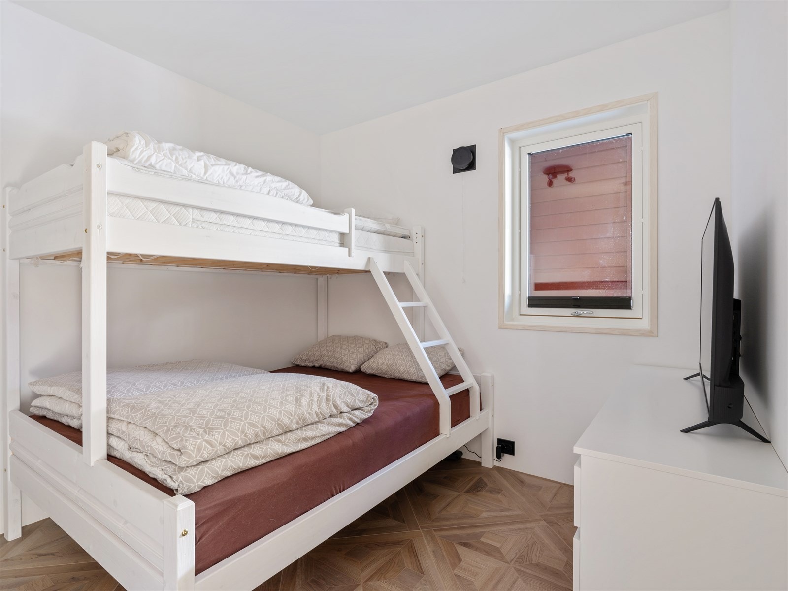 To soverom, ett med to køyesenger og hele 7 sengeplasser, totalt 9. Mulighet for kombinert tv-stue til barna. Galleribilde