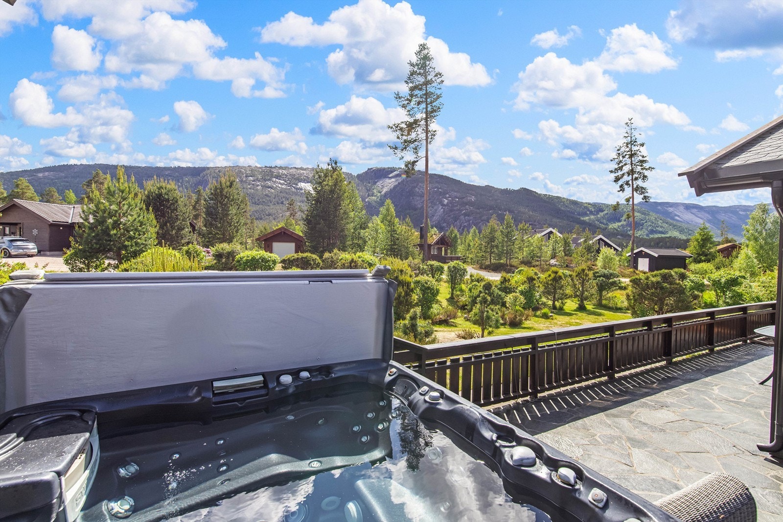 Usjenert med fin utsikt til fjellkjedene Galleribilde