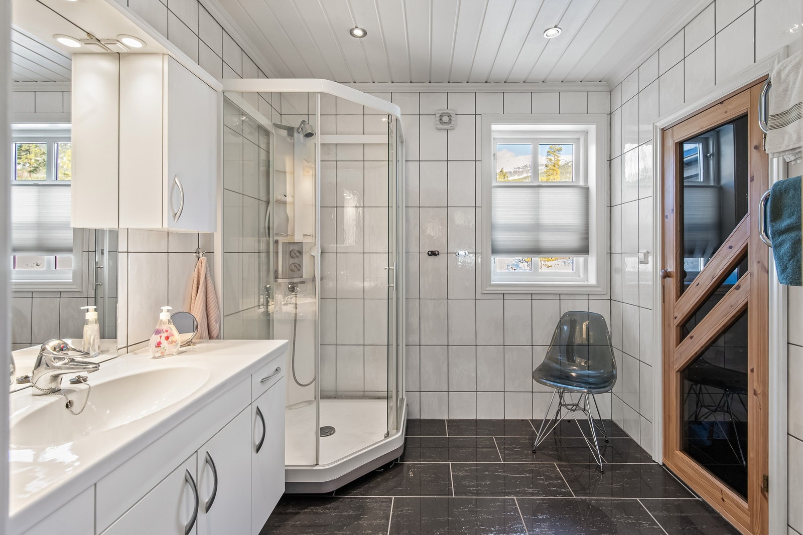 Flislagt bad med tilliggende badstue Galleribilde