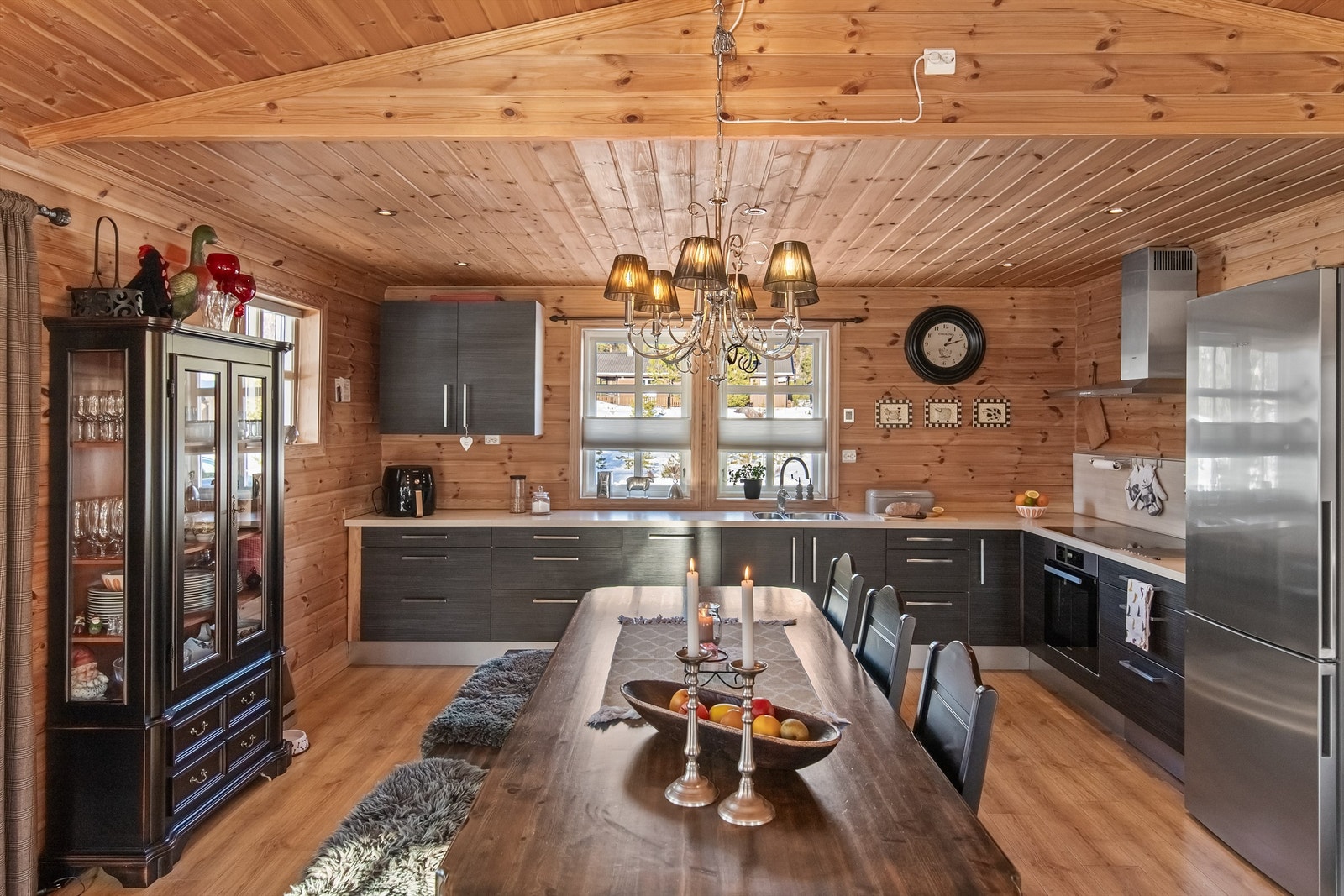 Stort og deilig kjøkken fra HTH med integrerte hvitevarer Galleribilde