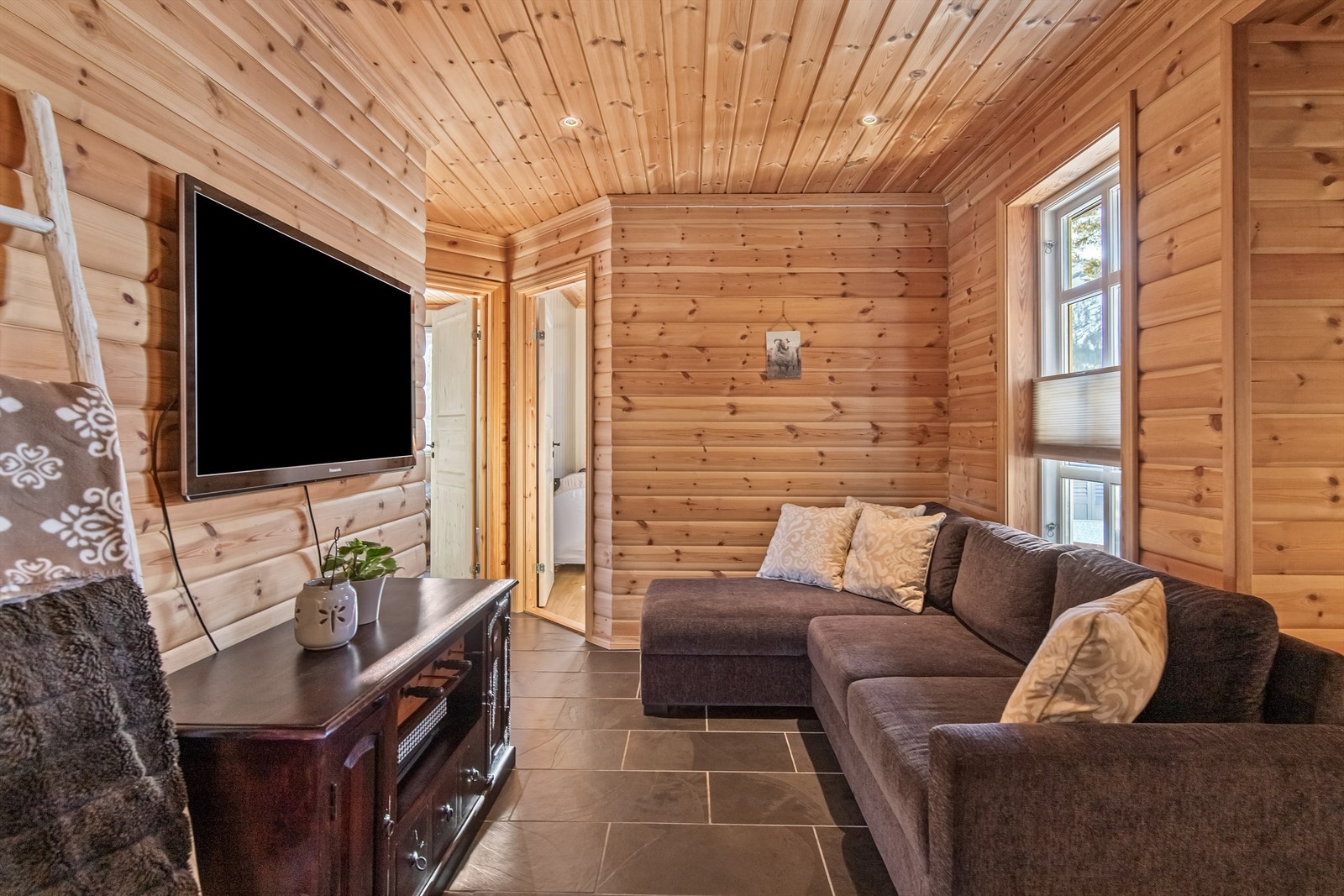 Praktisk med tv-stue for ungdommen i familien Galleribilde