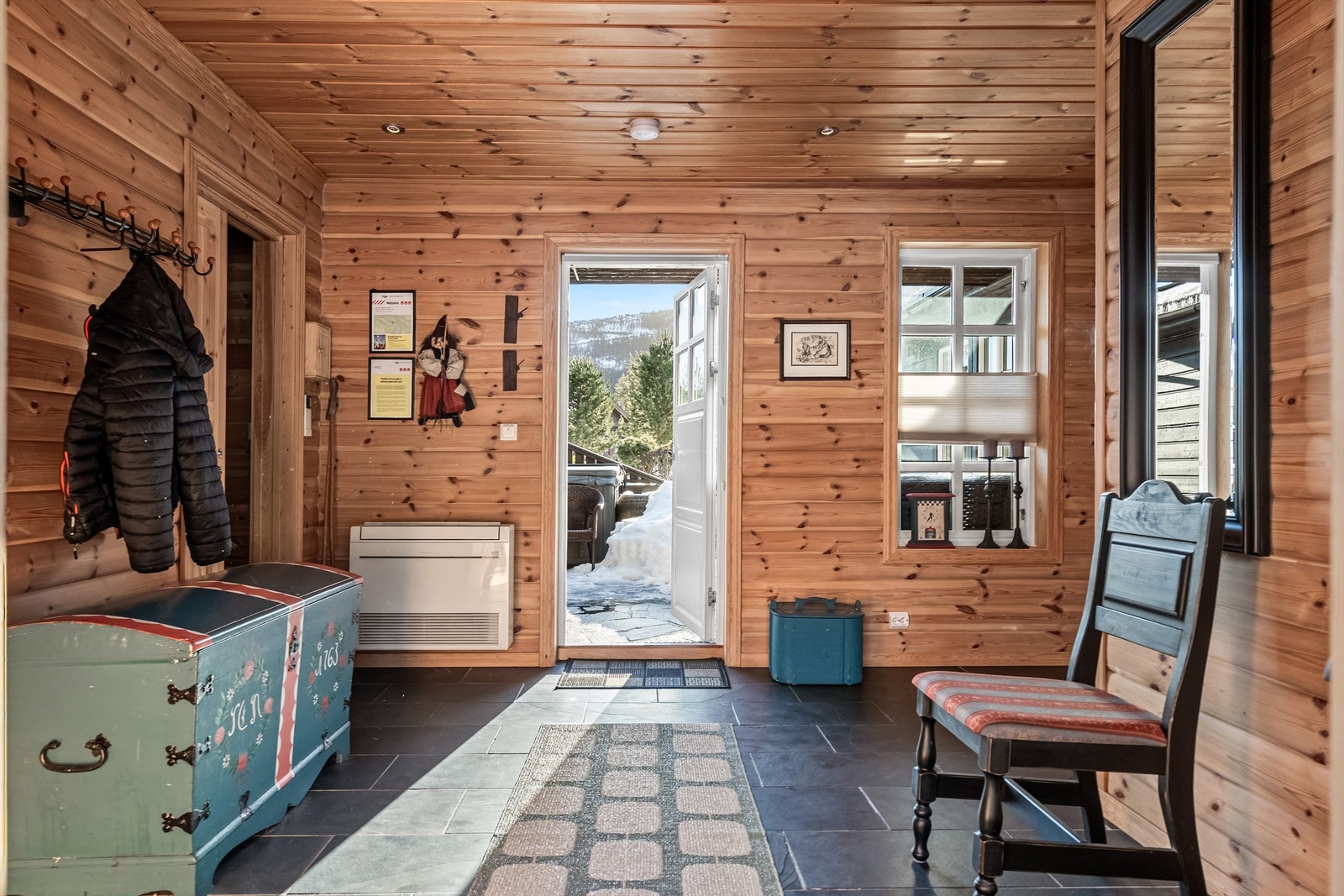 Varmepumpe som tillegg til varmekabler og kleberstensovn i stuen Galleribilde