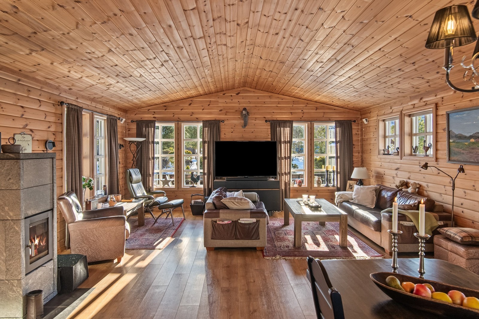 Store vindusflater gir fint utsyn og naturlig lys til rommet Galleribilde