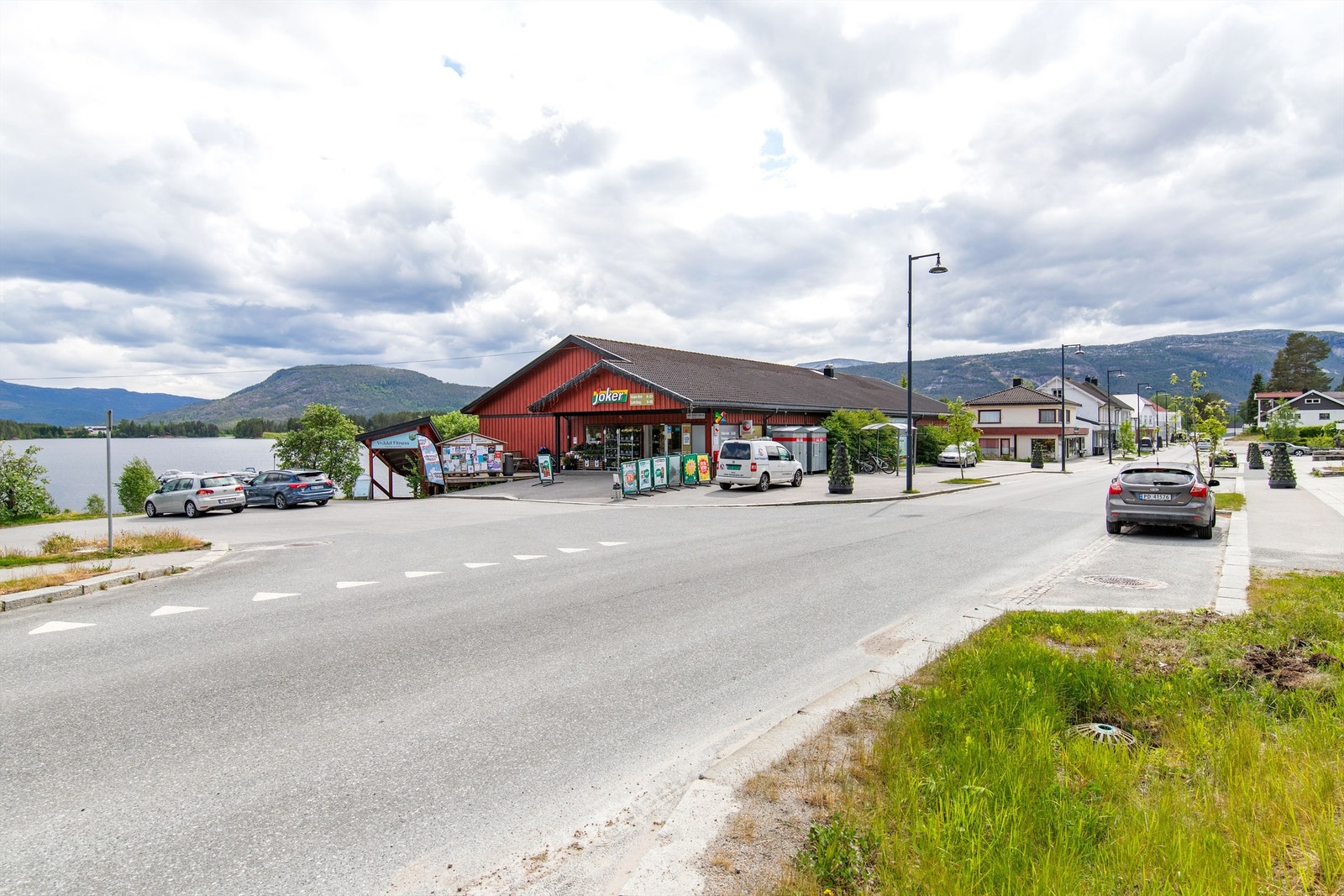 Vrådal sentrum har blant annet dagligvarebutikk og kafé Galleribilde