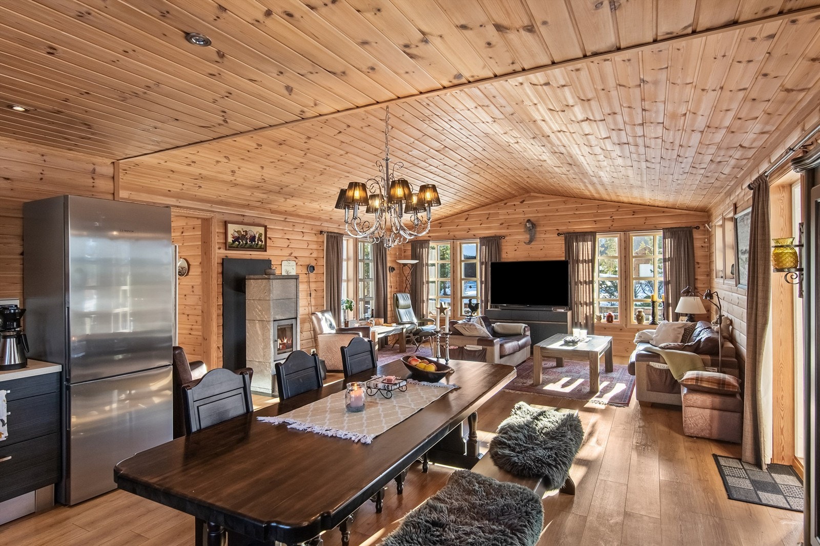 Stuen er meget innbydende og hyttens naturlige samlingspunkt Galleribilde