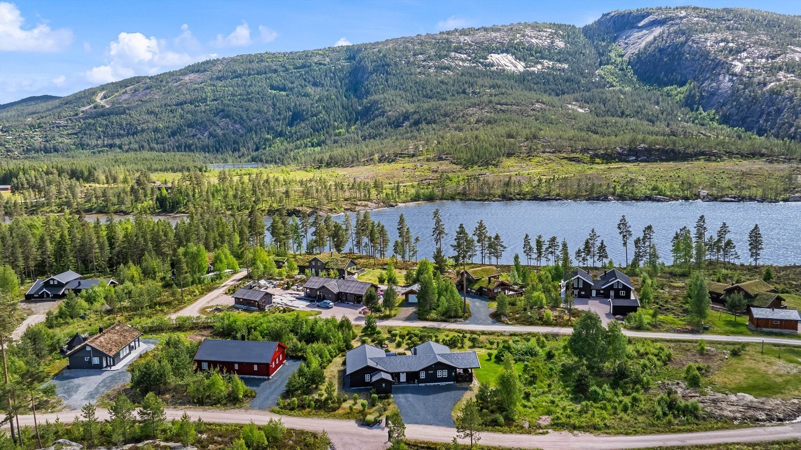 Man har en flott utsikt til vannet og fjellene. Og man kan oppleve de vakreste solnedganger Galleribilde
