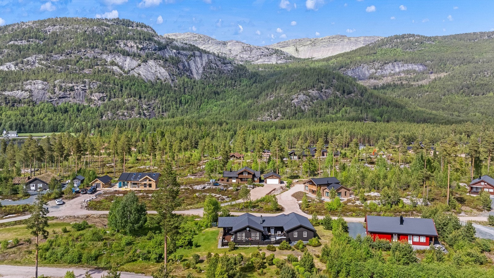 Hytta liggersydvestvendt og har en romslig tomt, slik at man opplever usjenerte omgivelser Galleribilde