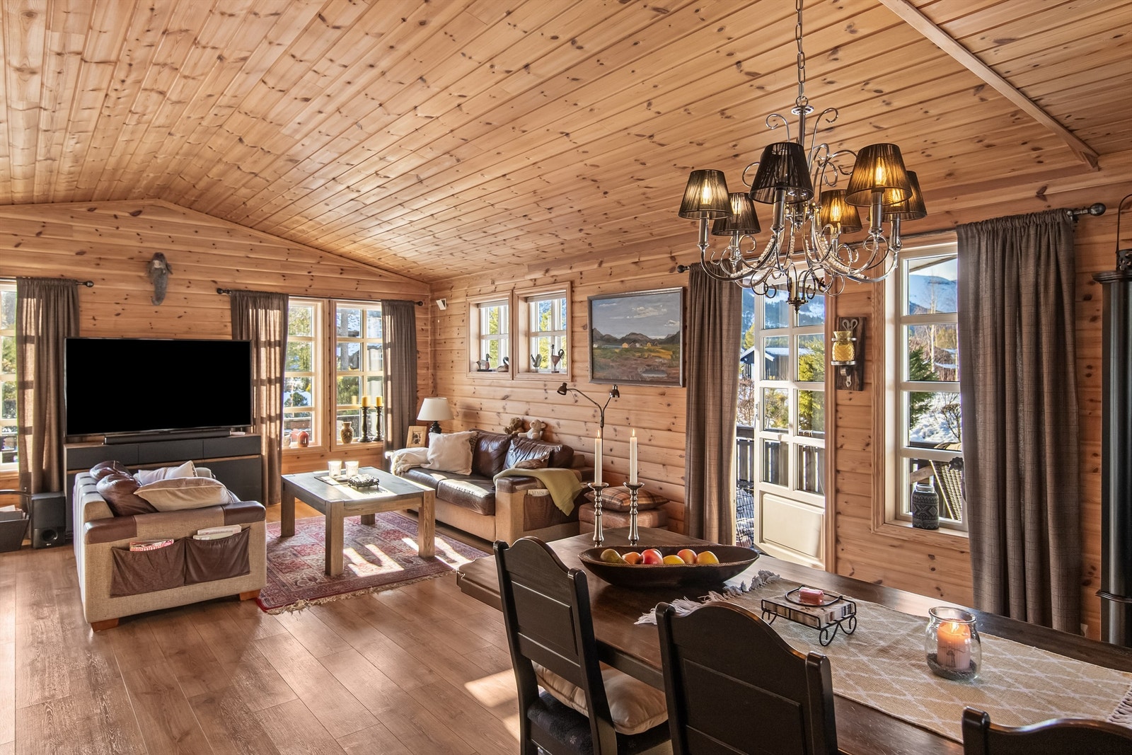 Det er fin plass til både salong og spisestue Galleribilde