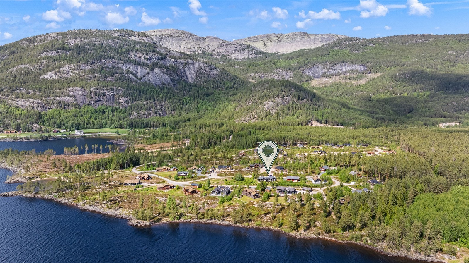 Det er gangavstand til badestrand på Linstø, som ligger i nærmiljøet. Det er også bademuligheter fra svaberg like nedenfor hytten. Galleribilde