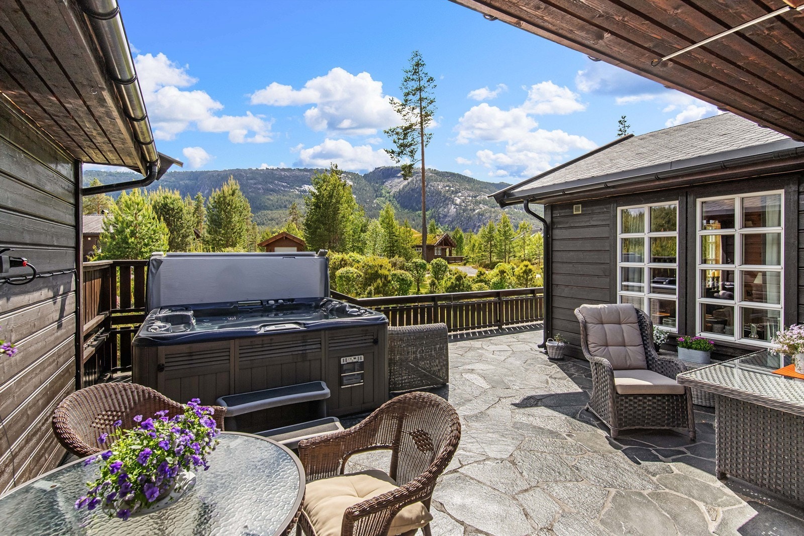 Stor terrasse på ca 83 kvm. Her er gode møbleringsmuligheter. Jacuzzi er deilig for avslapning Galleribilde