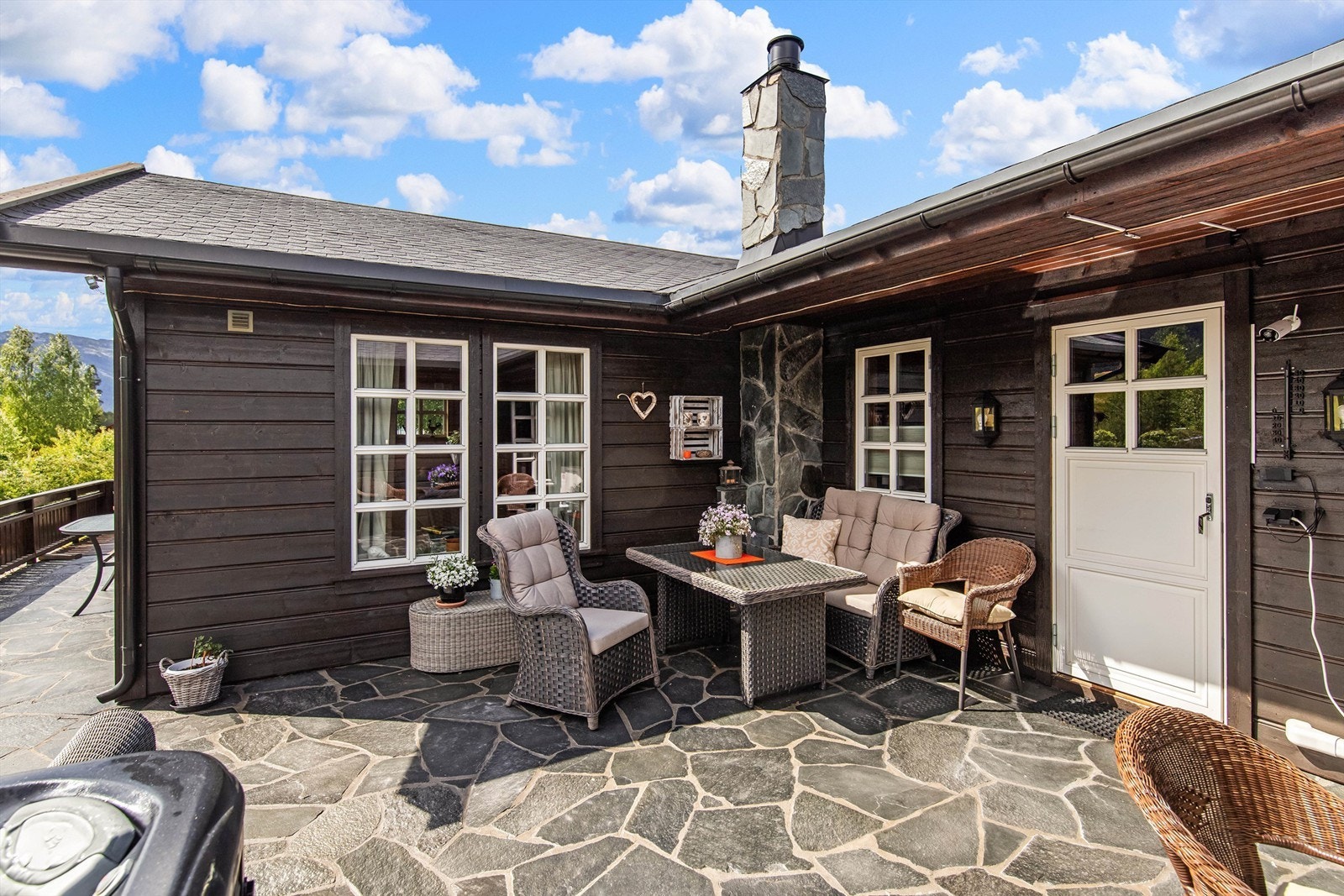 Man finner alltids en lun og solrik plass på den store terrassen Galleribilde