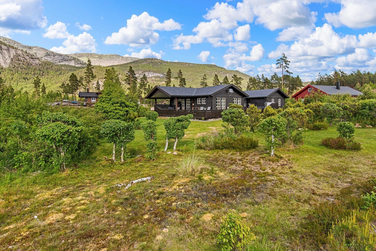 Frittliggende hytte oppført i 2009, med kun en eier. Meget velholdt og praktisk innredet Galleribilde