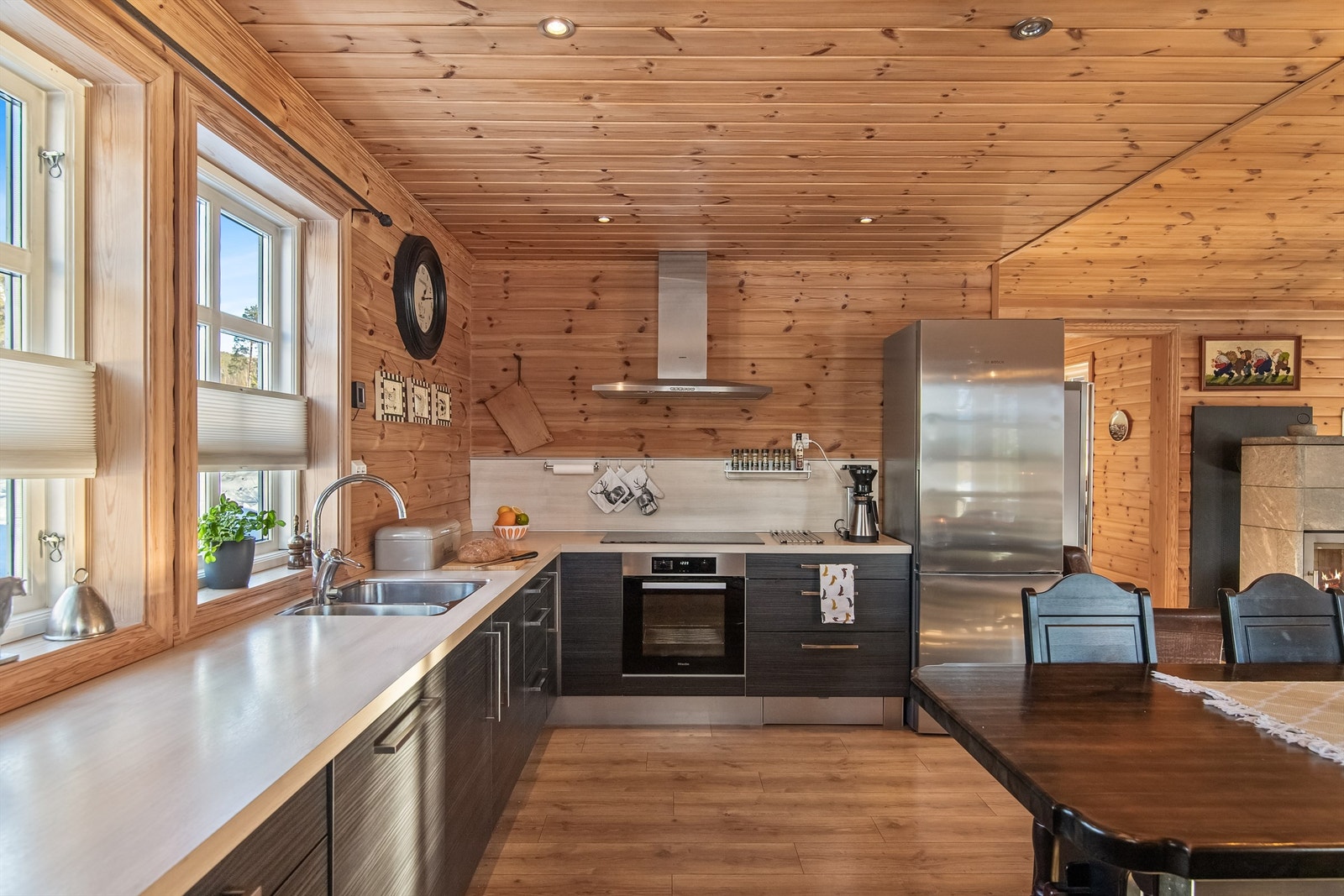 Hvitevarer på kjøkken medfølger handelen Galleribilde