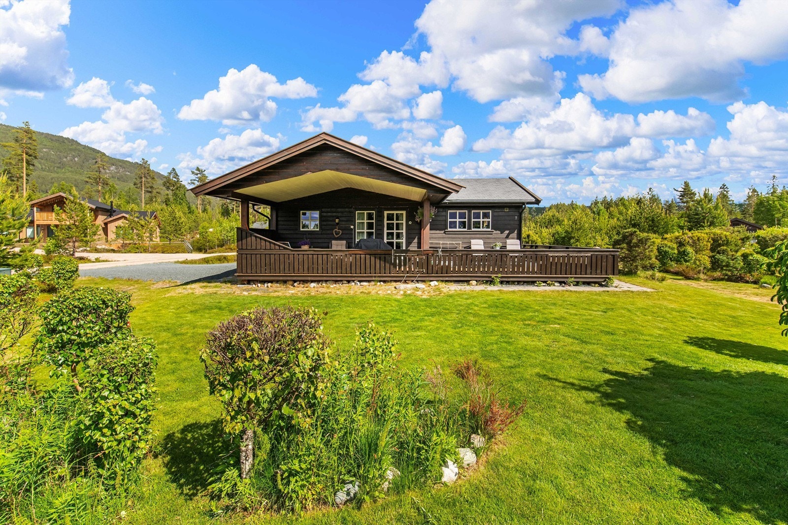 Stor gruset gårdsplass for parkering Galleribilde