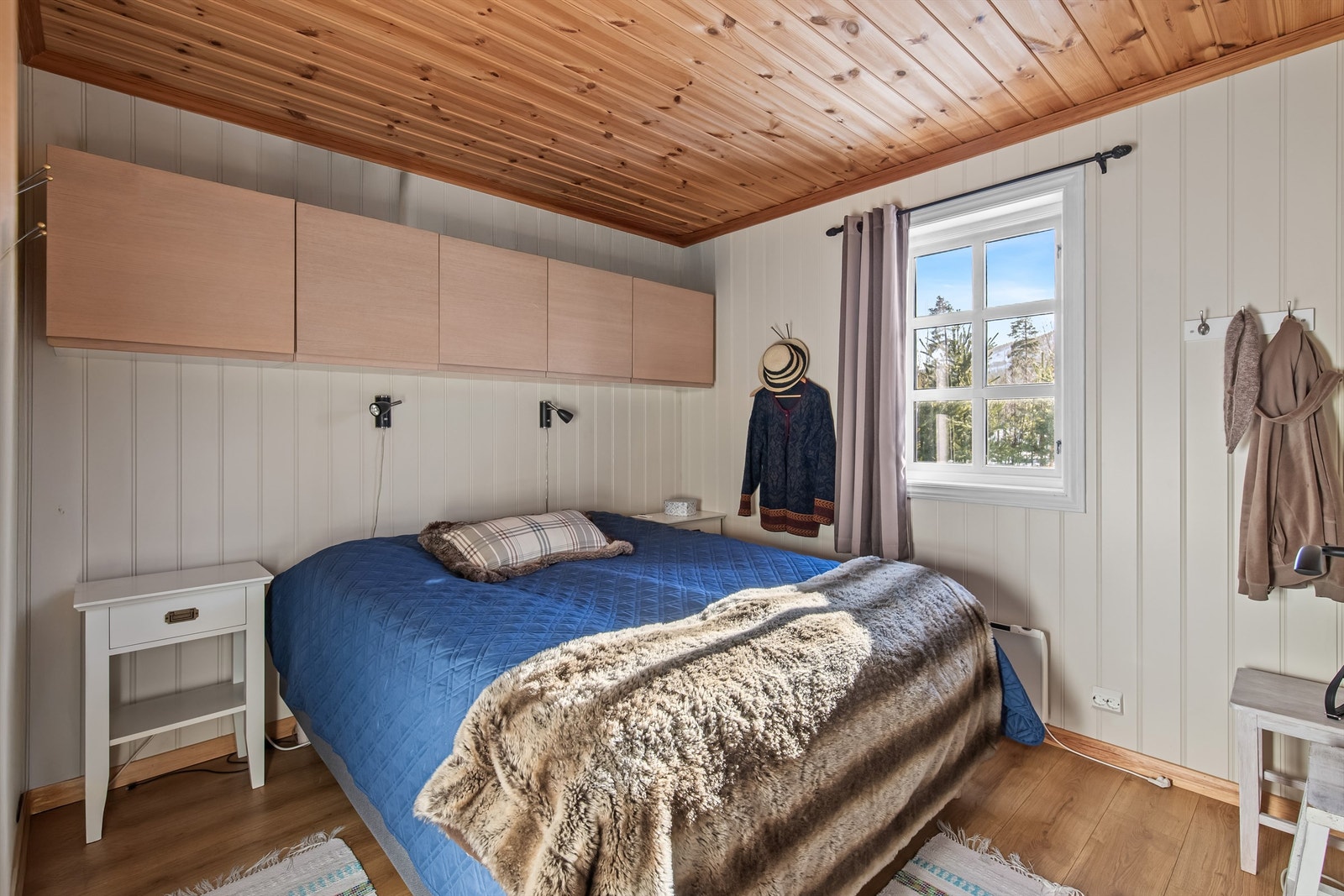 Hovedsoverom med fin lagringsplass i skapene over sengen Galleribilde