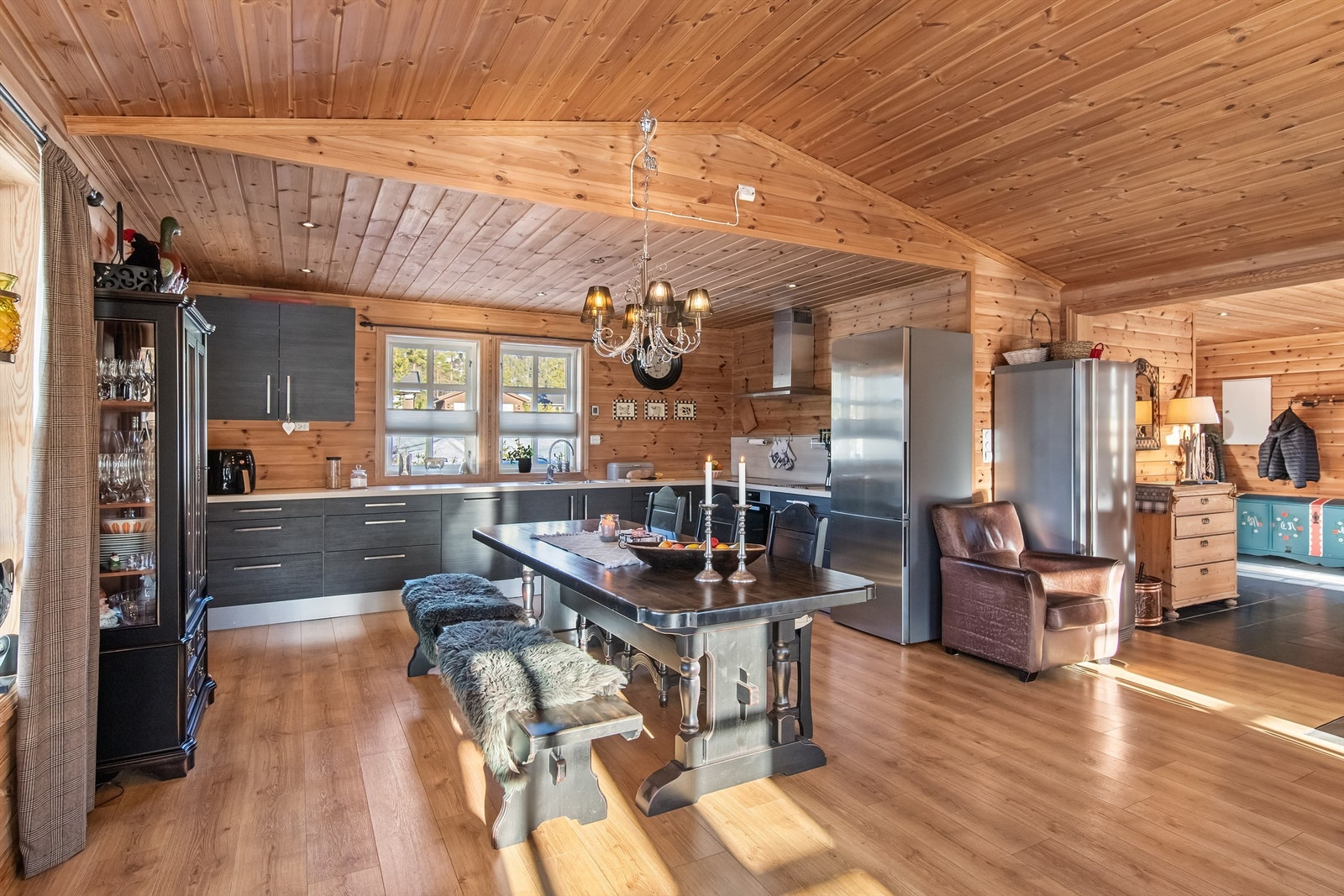 God plass til hyggelige lag rundt spisestuen på kjøkkenet Galleribilde